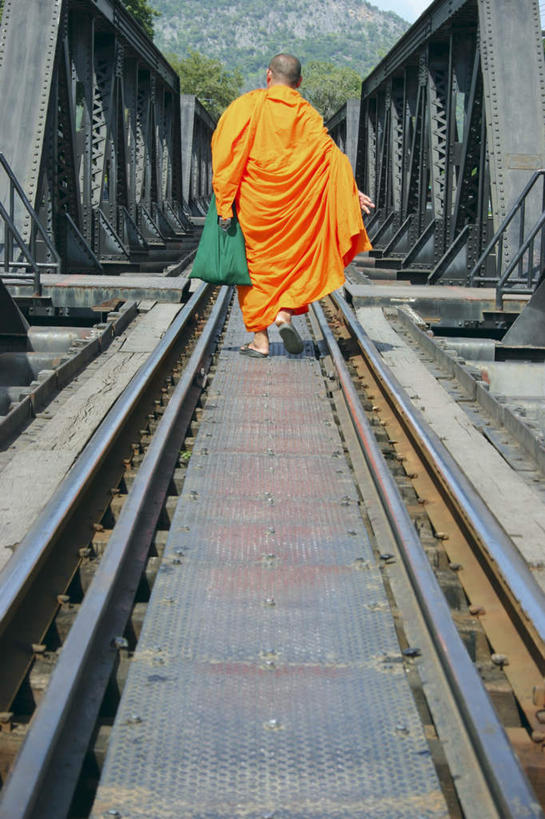 东方人,一个人,和尚,走,竖图,室外,白天,路,铁路,泰国,亚洲,仅一个男性,仅一个人,仅一个中年男性,阴影,朦胧,模糊,光线,包,影子,墙,轨道,交通,铁轨,拎,黄种人,墙壁,墙面,背面,阳光,橙色,运输,东南亚,单肩包,泰王国,法衣,男人,男性,中年男性,亚洲人,僧人,步行,散步,走路,彩图,全身,拎着,僧衣