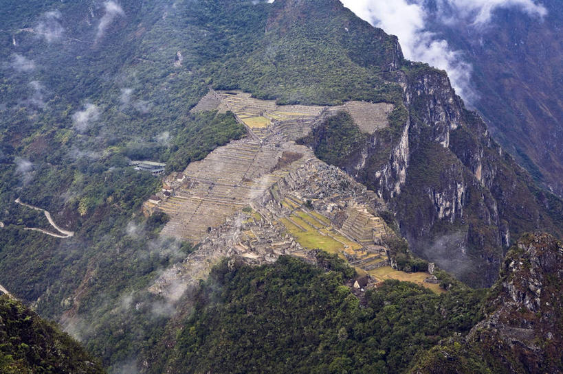 无人,横图,俯视,航拍,室外,白天,旅游,度假,石头,名胜古迹,森林,山,山脉,树林,植物,标志建筑,地标,建筑,秘鲁,阴影,遗迹,光线,石子,影子,山峰,山峦,古迹,文物,娱乐,建设,古建筑,树,树木,绿色,阳光,自然,群山,享受,休闲,旅游胜地,南美,放松,生长,成长,南美洲,拉丁美洲,鸟瞰,美洲,古文明,秘鲁共和国,马丘比丘,亚美利加洲,南亚美利加洲,玉米之仓,马丘比丘遗址,失落之城,印加帝国,石块,岩石,彩图,高角度拍摄