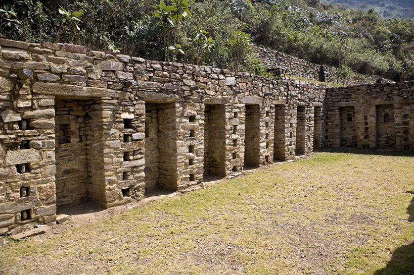 无人,横图,室外,白天,正面,旅游,度假,草地,草坪,石头,名胜古迹,山,山脉,植物,标志建筑,地标,建筑,秘鲁,一排,许多,阴影,遗迹,整齐,光线,石子,影子,墙,山峰,山峦,古迹,文物,娱乐,建设,古建筑,墙壁,墙面,草,排列,绿色,阳光,群山,享受,休闲,旅游胜地,南美,放松,南美洲,拉丁美洲,队列,美洲,古文明,秘鲁共和国,马丘比丘,亚美利加洲,南亚美利加洲,玉米之仓,马丘比丘遗址,失落之城,印加帝国,石块,岩石,彩图