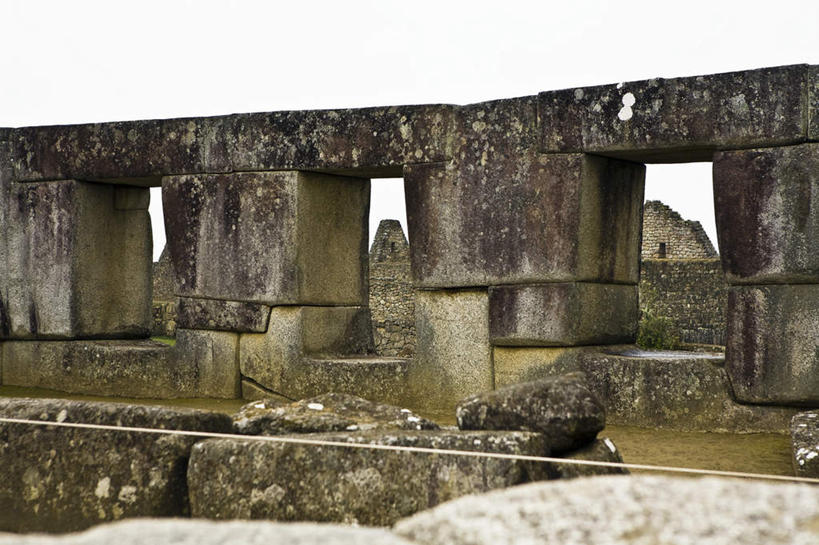 无人,横图,室外,白天,正面,旅游,度假,石头,名胜古迹,标志建筑,地标,建筑,秘鲁,阴影,遗迹,光线,石子,影子,墙,青苔,苔藓,古迹,文物,娱乐,建设,古建筑,墙壁,墙面,蓝色,蓝天,天空,阳光,天,享受,休闲,旅游胜地,南美,放松,晴朗,南美洲,拉丁美洲,美洲,古文明,万里无云,秘鲁共和国,马丘比丘,亚美利加洲,南亚美利加洲,玉米之仓,马丘比丘遗址,失落之城,印加帝国,石块,岩石,晴空,晴空万里,彩图