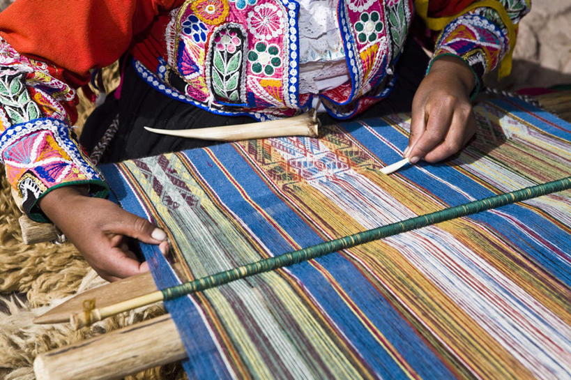 东方人,手,一个人,坐,横图,俯视,室外,特写,白天,民族服装,纺织品,亚洲,双手,仅一个女性,仅一个人,握,阴影,花纹,装饰,编织,光线,布,棍子,毛毯,毯子,图案,影子,手工艺品,织物,布纹,黄种人,纺织,阳光,工艺品,垫子,仅一个中年女性,温暖,手部,握着,华丽,修饰,布匹,点缀,衬托,美观,雅致,雅观,壁毯,挂毯,女人,女性,中年女性,亚洲人,坐着,半身,彩图,高角度拍摄,传统服装,民俗服