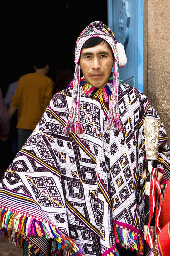 西方人,两个人,伙伴,朋友,站,笑,微笑,竖图,室外,白天,正面,民族服装,友谊,欧洲,欧洲人,头巾,墙,注视,墙壁,墙面,披肩,观察,看,站着,观看,察看,关注,友情,男人,男性,年轻男性,白种人,站立,半身,彩图,传统服装,民俗服