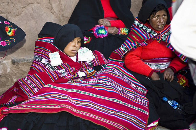 西方人,三个人,伙伴,朋友,坐,横图,俯视,室外,白天,民族服装,友谊,欧洲,秘鲁,欧洲人,握,注视,装饰品,披肩,饰品,手链,首饰,观察,看,南美,握着,手镯,观看,察看,南美洲,拉丁美洲,关注,美洲,镯子,秘鲁共和国,普诺,塔基列岛,亚美利加洲,南亚美利加洲,玉米之仓,普诺省,友情,年轻女性,女人,女性,中年女性,白种人,抬头,仰头,坐着,半身,彩图,高角度拍摄,传统服装,民俗服