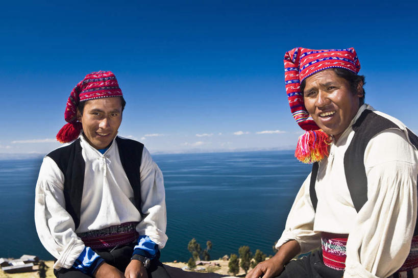 西方人,两个人,伙伴,朋友,笑,微笑,露齿笑,横图,室外,白天,正面,民族服装,友谊,海浪,海洋,植物,欧洲,秘鲁,欧洲人,阴影,光线,头巾,影子,浪花,云,云朵,云彩,注视,树,树木,红色,蓝色,绿色,白云,蓝天,天空,阳光,自然,海水,天,观察,看,南美,生长,晴朗,成长,观看,察看,南美洲,拉丁美洲,关注,美洲,海景,秘鲁共和国,普诺,塔基列岛,亚美利加洲,南亚美利加洲,玉米之仓,普诺省,友情,男人,男性,年轻男性,白种人,大海,风浪,海,海水的波动,近岸浪,涌浪,晴空,半身,彩图,传统服装,民俗服