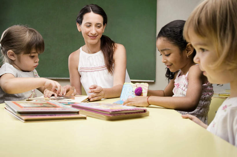 西方人,儿童,四个人,伙伴,朋友,教师,坐,笑,微笑,露齿笑,横图,室内,白天,正面,友谊,纯洁,桌面,桌子,书籍,欧洲,欧洲人,许多,握,阴影,服装,反射,木制,影子,墙,注视,休闲装,墙壁,墙面,小孩,衣服,木制品,黑板,低头,观察,看,休闲,同学,休闲服,可爱,童年,童趣,教学,握着,服饰,观看,教导,察看,校友,关注,童真,烂漫,无邪,辅导,同窗,学友,垂头,耐磨,教诲,教学黑板,天真,友情,男孩,男人,男性,女孩,女人,女性,中年女性,白种人,讲师,老师,书,图书,坐着,半身,彩图,男生,女生