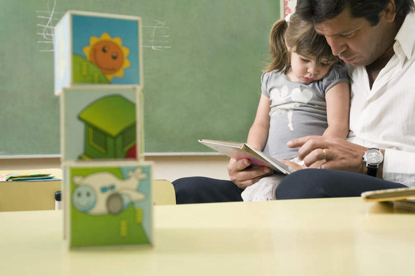 西方人,两个人,学生,教师,学校,坐,说,横图,室内,白天,正面,讨论,游戏,纯洁,智慧,桌面,桌子,书籍,玩具,欧洲,欧洲人,一本,一堆,阴影,堆叠,堆积,服装,时间,反射,木制,时钟,手表,影子,墙,玩,计时,注视,休闲装,娱乐,校园,墙壁,墙面,三个,衣服,白色,木制品,黑板,钟表,低头,观察,看,靠,靠着,休闲,教室,休闲服,表,积木,可爱,童年,童趣,益智,教学,服饰,观看,活动,堆,教导,腕表,察看,思维,发泄,关注,消遣,智力,想象,童真,烂漫,无邪,辅导,宣泄,耐磨,教诲,教学黑板,交流,天真,男人,男性,女孩,女性,中年男性,白种人,讲师,老师,书,图书,钟,沟通,讲话,交谈,商讨,说话,谈话,玩耍,嬉戏,坐着,半身,彩图