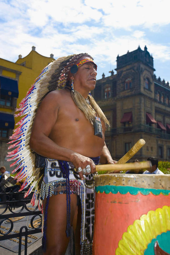 西方人,一个人,家,站,闭眼,竖图,室外,白天,正面,度假,美景,城市风光,城市,羽毛,墨西哥,欧洲,欧洲人,仅一个男性,仅一个人,仅一个中年男性,握,阴影,服装,轻盈,柔软,装饰,光线,影子,房屋,屋子,景观,云,云朵,公寓,鼓,架子鼓,乐器,首都,拿,演奏,云彩,拿着,娱乐,洋房,楼房,住宅,衣服,蓝色,白云,蓝天,天空,阳光,天,站着,享受,休闲,景色,放松,握着,服饰,晴朗,华丽,修饰,打击乐器,点缀,北美,北美洲,衣着,穿着,美洲,表演服,演出服,爵士鼓,中央广场,墨西哥城,宪法广场,轻柔,北亚美利加洲,亚美利加洲,衬托,美观,雅致,雅观,墨西哥合众国,仙人掌王国,联邦区,衣饰,道具服,索卡洛广场,男人,男性,中年男性,白种人,晴空,闭眼睛,闭着眼,闭着眼睛,站立,半身,彩图,房子