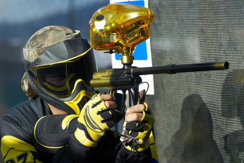 西方人,一个人,站,横图,室外,白天,正面,运动服,锻炼,旅游,度假,安全,运动,竞争,欧洲,欧洲人,仅一个男性,仅一个人,仅一个中年男性,对抗,握,阴影,服装,冲突,光线,枪支,眼镜,影子,防护,拿,拿着,注视,破坏,娱乐,衣服,阳光,观察,看,站着,享受,休闲,武器,放松,战争,握着,服饰,手枪,观看,护目镜,保护,损坏,察看,攻击,威胁,衣着,穿着,对立,关注,矛盾,兵器,室外运动,对准,瞄准,保险,防御,户外运动,枪械,弹夹,敌对,挫败,斗争,抗拒,抗衡,保全,周全,安稳,安定,杀伤,威慑,安全防护眼镜,衣饰,彩弹枪,子弹夹,平安,危险,男人,男性,中年男性,白种人,站立,半身,彩图,健身,防护眼镜,运动装