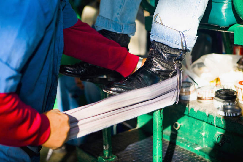 西方人,两个人,站,坐,横图,俯视,室外,白天,鞋,鞋子,椅子,纺织品,欧洲,欧洲人,擦,抚摸,握,阴影,服装,反射,布,影子,木椅,防护,皮革,织物,拿,拿着,休闲装,抹布,衣服,站着,休闲,休闲服,擦拭,握着,服饰,保护,袖子,袖套,揩擦,拭,男人,男性,年轻男性,白种人,站立,坐着,半身,彩图,高角度拍摄,皮鞋,套袖,轻抚