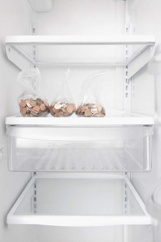 无人,竖图,室内,白天,正面,钱,美元,静物,袋子,一堆,许多,阴影,堆叠,堆积,反射,电器,钱币,影子,塑料,冰箱,美金,置物架,冷冻,冷柜,架子,白色,塑料制品,冷藏柜,金融,经济,冷藏,储藏,堆,家电,家用电器,美圆,陈列架,流通,贸易,塑封,保鲜,搁架,货币,现金,硬币,彩图,密封袋,塑封袋