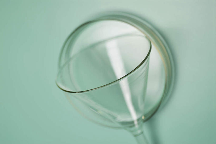 无人,横图,俯视,室内,特写,白天,实验,仪器,静物,绿色背景,阴影,朦胧,模糊,研究,透明,反射,分析,化学,测试,漏斗,影子,过滤,玻璃制品,器皿,摄影,影棚,计量,玻璃仪器,试验耗材,实验用品,彩图,高角度拍摄,影棚拍摄,拍摄