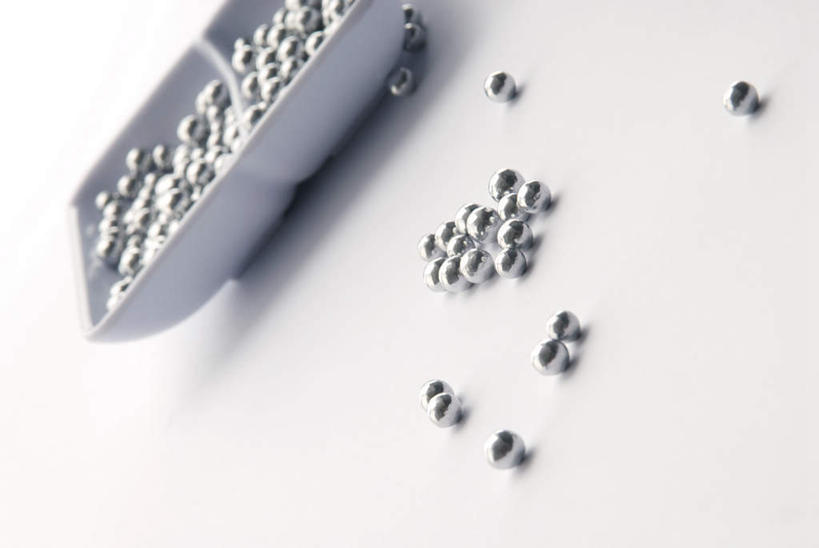 无人,横图,俯视,室内,特写,白天,白色背景,桌子,餐具,一堆,许多,阴影,堆叠,堆积,反射,碟子,盘,影子,食品,糖,糖果,甜点,甜品,银色,食物,一个,白色,盘子,碟,甜食,摄影,影棚,单个,堆,糖珠,银珠糖,装饰糖,糖果珠,彩图,高角度拍摄,影棚拍摄,拍摄