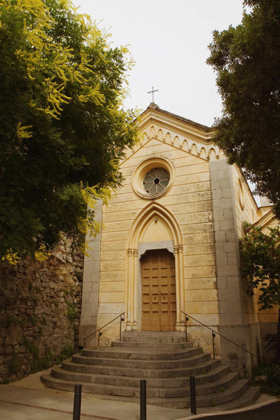 无人,教堂,栏杆,竖图,室外,白天,仰视,旅游,度假,植物,楼梯,门,标志建筑,地标,建筑,意大利,欧洲,阴影,节日,光线,扶手,影子,阶梯,墙,文化,娱乐,建设,护栏,墙壁,墙面,台阶,树,树木,蓝色,绿色,蓝天,天空,阳光,自然,门框,天,祈祷,享受,休闲,健康,旅游胜地,放松,许愿,宗教,信仰,生长,晴朗,成长,纪念,祈求,基督教,南欧,天主教,信念,万里无云,意大利共和国,坎帕尼亚,阿马尔菲海岸,阿玛尔菲海岸,阿玛菲海岸,坎帕尼亚大区,阿玛菲海岸风景区,波西塔诺,波西塔诺小镇,平安,晴空,晴空万里,彩图,低角度拍摄,大教堂,礼拜堂