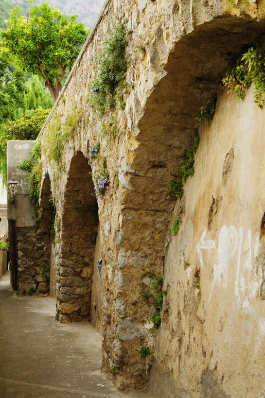 无人,竖图,室外,白天,仰视,旅游,度假,美景,植物,门,道路,路,意大利,欧洲,阴影,光线,影子,墙,景观,拱门,小路,交通,娱乐,墙壁,墙面,树,树木,绿色,阳光,自然,门框,享受,休闲,景色,放松,生长,成长,南欧,自然风光,意大利共和国,坎帕尼亚,阿马尔菲海岸,阿玛尔菲海岸,阿玛菲海岸,坎帕尼亚大区,阿玛菲海岸风景区,波西塔诺,波西塔诺小镇,彩图,低角度拍摄