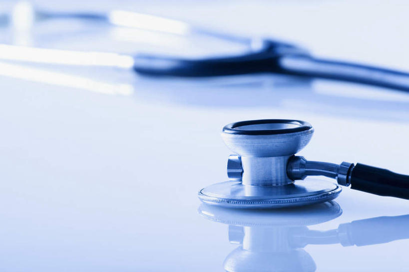 无人,横图,室内,特写,白天,正面,桌面,桌子,静物,阴影,朦胧,模糊,反射,木制,影子,一个,木制品,听诊器,摄影,影棚,单个,医疗设备,医疗器械,医疗工具,检测工具,彩图,影棚拍摄,拍摄