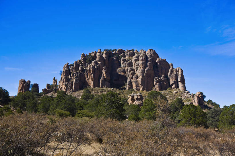 无人,横图,室外,白天,仰视,旅游,度假,石头,美景,森林,山,山脉,树林,植物,墨西哥,阴影,光线,石子,影子,景观,山顶,山峰,山峦,娱乐,树,树木,蓝色,绿色,蓝天,天空,阳光,自然,群山,天,享受,休闲,景色,放松,生长,晴朗,成长,北美,北美洲,自然风光,美洲,沉积岩,万里无云,萨卡特卡斯州,萨卡特卡斯,北亚美利加洲,亚美利加洲,墨西哥合众国,仙人掌王国,颠峰,极峰,水成岩,石块,岩石,晴空,晴空万里,彩图,低角度拍摄
