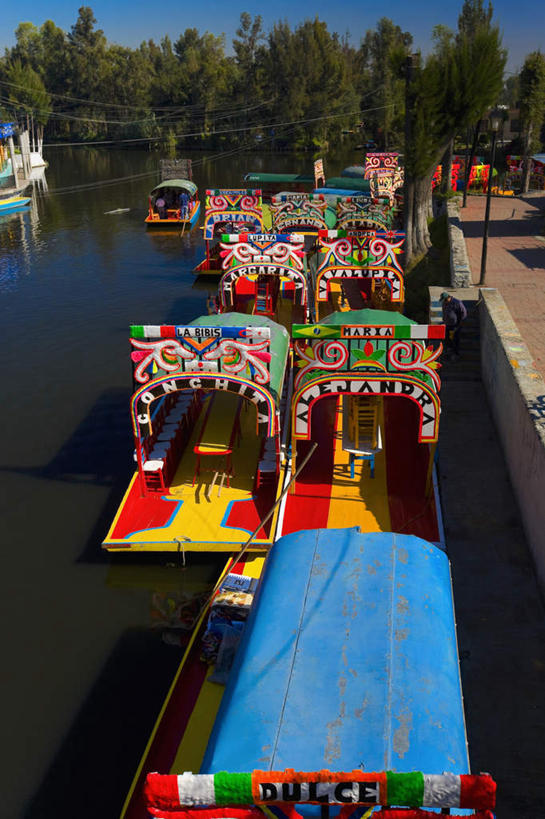 无人,竖图,俯视,彩色,室内,白天,度假,河流,美景,水,植物,城市风光,城市,船,墨西哥,阴影,光线,影子,河水,景观,水流,木船,娱乐,树,树木,蓝色,绿色,倒影,蓝天,天空,阳光,自然,交通工具,天,享受,休闲,景色,放松,生长,晴朗,成长,倒映,北美,舟,北美洲,载具,美洲,万里无云,霍奇米尔科,北亚美利加洲,亚美利加洲,墨西哥合众国,仙人掌王国,反照,晴空,晴空万里,彩图,高角度拍摄