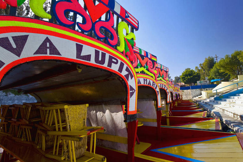 无人,横图,彩色,室外,白天,正面,度假,河流,美景,水,植物,城市风光,城市,船,椅子,墨西哥,阴影,光线,英文,标志,文字,影子,字符,字母,木椅,河水,景观,水流,木船,娱乐,标识,树,树木,蓝色,绿色,蓝天,天空,阳光,自然,交通工具,天,享受,休闲,景色,放松,生长,晴朗,成长,英文字母,北美,舟,北美洲,载具,美洲,万里无云,霍奇米尔科,北亚美利加洲,亚美利加洲,墨西哥合众国,仙人掌王国,晴空,晴空万里,彩图