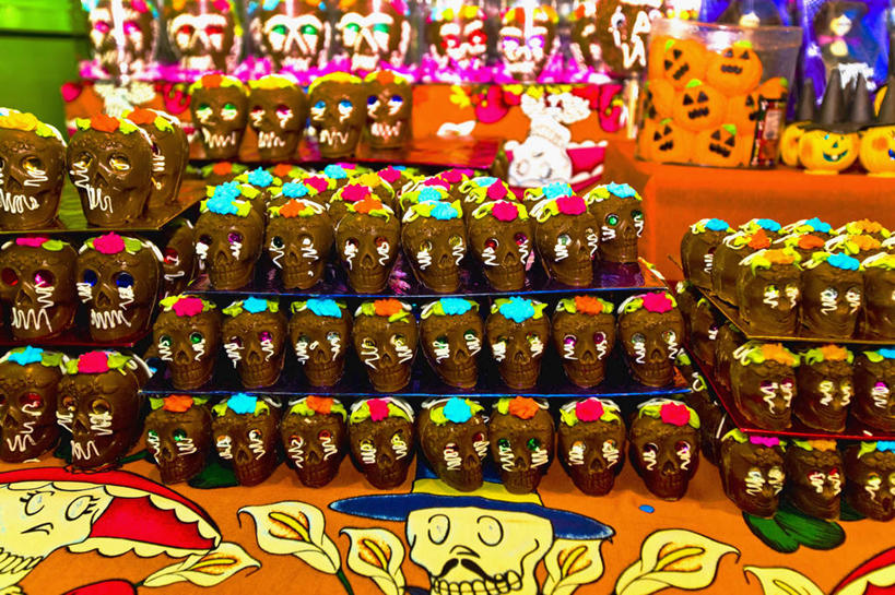 颅骨,无人,商店,横图,俯视,室内,白天,购物,游戏,消费,静物,玩具,工艺美术品,墨西哥,一排,许多,艺术,整齐,并列,并排,艺术品,很多,玩,娱乐,商铺,排列,工艺品,休闲,益智,金融,活动,工艺,美术,北美,北美洲,队列,发泄,消遣,智力,美洲,平行,选购,贸易,霍奇米尔科,北亚美利加洲,亚美利加洲,宣泄,血拼,墨西哥合众国,仙人掌王国,鼻骨,顶骨,额骨,颈椎,颞骨,市肆,商号,下颌骨,颧骨,头盖骨,玩耍,嬉戏,彩图,高角度拍摄,店铺