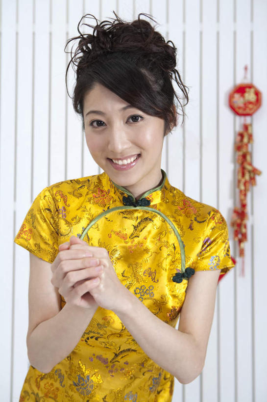 东方人,一个人,站,笑,微笑,露齿笑,竖图,室内,白天,正面,民族服装,鞭炮,春节,亚洲,仅一个年轻女性,仅一个女性,仅一个人,吊挂,悬挂,旗袍,服装,节日,庆祝,挂,注视,黄种人,文化,衣服,观察,看,站着,庆典,金色,服饰,观看,纪念,察看,富贵,衣着,穿着,关注,中国文化,忠诚,富丽,衣饰,名誉,荣华,年轻女性,女人,女性,亚洲人,爆竿,爆仗,爆竹,鞭爆,炮仗,站立,半身,彩图,传统服装,民俗服,拜年,贺年,传统文化