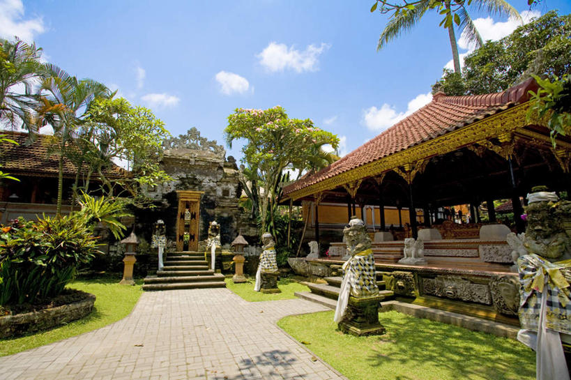 无人,家,横图,室外,白天,正面,旅游,度假,草地,草坪,美景,植物,楼梯,建筑,雕塑,印度尼西亚,印尼,亚洲,阴影,艺术,装饰,光线,雕刻,雕像,瓦片,影子,房屋,阶梯,屋子,景观,云,云朵,云彩,瓦,娱乐,楼房,台阶,住宅,草,树,树木,蓝色,绿色,白云,蓝天,天空,阳光,自然,工艺品,天,享受,休闲,景色,巴厘岛,放松,建造,东南亚,生长,晴朗,成长,纪念,美术,自然风光,主题,陈列,屋瓦,印度尼西亚共和国,功能,美学,巴厘省,乌布,乌布区,晴空,彩图,房子