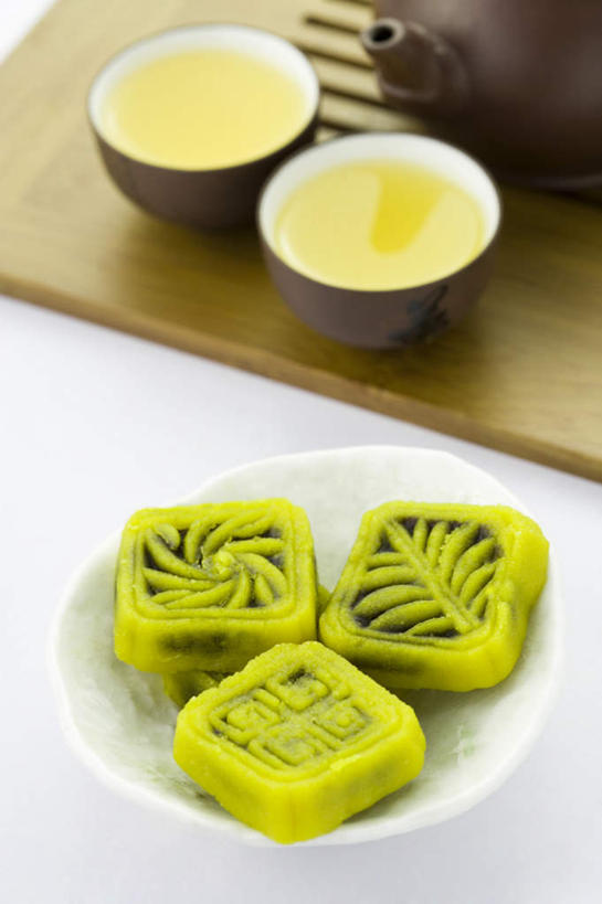 点心,无人,竖图,俯视,室内,特写,白天,白色背景,幸福,茶,桌面,桌子,杯子,餐具,木制,碟子,壶,盘,茶叶,食品,甜点,甜品,娱乐,水壶,食物,糕点,两个,一个,盘子,茶壶,木制品,容器,水杯,碟,甜食,享受,休闲,温馨,放松,乐趣,摄影,影棚,单个,提神,舒适,醒脑,绿豆糕,茶杯,彩图,高角度拍摄,影棚拍摄,拍摄