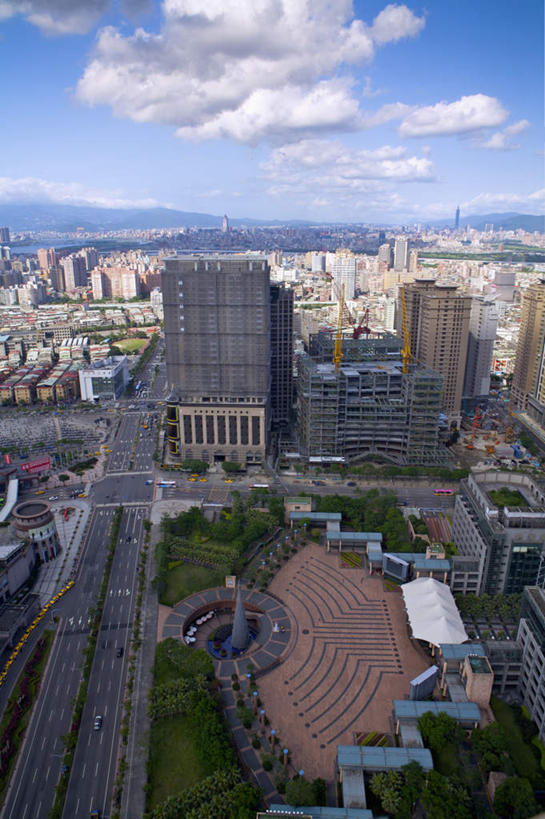 无人,高楼大厦,竖图,俯视,航拍,室外,白天,度假,办公楼,草地,草坪,石头,美景,山,山脉,植物,城市风光,城市,大厦,道路,建筑,路,摩天大楼,写字楼,公路,台湾,中国,亚洲,阴影,光线,石子,影子,景观,山顶,山峰,云,云朵,交通,山峦,云彩,娱乐,草,树,树木,蓝色,绿色,白云,蓝天,天空,阳光,自然,楼宇,群山,天,享受,休闲,商务楼,景色,放松,生长,晴朗,成长,鸟瞰,东亚,沉积岩,台北县,港澳台,中华人民共和国,台湾省,颠峰,极峰,水成岩,新北,新北市,石块,岩石,晴空,马路,彩图,高角度拍摄,大楼,高层建筑,高楼,摩天楼,板桥区,台