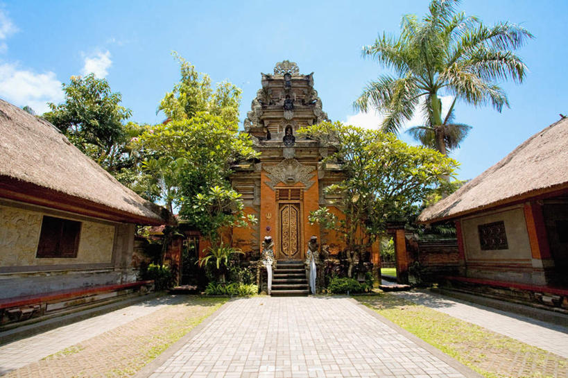 无人,家,寺庙,横图,室外,白天,仰视,旅游,度假,植物,标志建筑,地标,建筑,棕榈树,叶子,印度尼西亚,印尼,亚洲,阴影,节日,光线,瓦片,影子,房屋,屋子,云,云朵,绿叶,燃烧,云彩,瓦,文化,娱乐,建设,楼房,住宅,树,树木,蓝色,绿色,白云,蓝天,天空,阳光,自然,香火,庙宇,天,祈祷,享受,休闲,健康,嫩叶,旅游胜地,巴厘岛,放松,许愿,宗教,建造,东南亚,信仰,生长,晴朗,成长,纪念,祈求,棕榈叶,屋瓦,印度尼西亚共和国,巴厘省,乌布,乌布区,平安,叶,叶片,晴空,彩图,低角度拍摄,房子,庙,寺