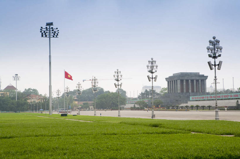 无人,横图,室外,白天,正面,旅游,度假,草地,草坪,植物,标志建筑,地标,建筑,路灯,照明,越南,亚洲,一排,阴影,整齐,光线,影子,灯光,首都,娱乐,建设,灯,草,树,树木,排列,蓝色,绿色,蓝天,天空,阳光,自然,天,享受,休闲,墓地,旅游胜地,放松,东南亚,生长,晴朗,成长,照亮,坟墓,陵墓,照明设备,队列,坟场,河内,万里无云,胡志明陵,巴亭广场,越南社会主义共和国,百花春城,晴空,晴空万里,彩图