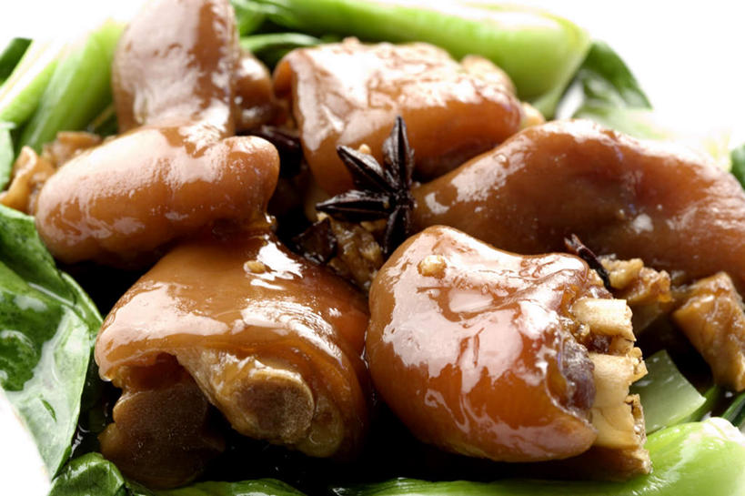 无人,横图,俯视,室内,特写,白天,烹饪,中餐,蔬菜,餐具,阴影,朦胧,模糊,新鲜,反射,碟子,盘,影子,青菜,调味,红烧,香料,佐料,料理,食品,猪手,猪蹄,猪爪,菜肴,美食,食物,盘子,碟,茴香,中式,佳肴,有机食品,绿色食品,八角,八角茴香,大茴香,小白菜,八月珠,舶茴香,大料,作料,不结球白菜,猪脚,红烧菜,彩图,高角度拍摄