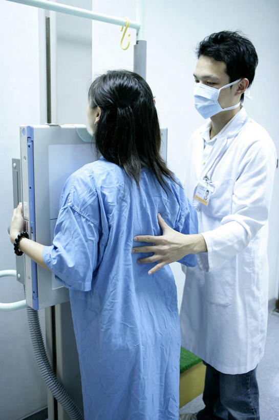 东方人,两个人,医生,病人,医院,站,竖图,室内,白天,工作服,制服,机器,亚洲,握,分离,辐射,医学,墙,过滤,分开,注视,黄种人,设备,标识,吊牌,墙壁,墙面,装饰品,背面,白色,口罩,饰品,手链,首饰,胸牌,观察,看,站着,医护人员,医疗人员,隔断,搭,握着,遮掩,手镯,观看,隔离,察看,医疗,医疗设备,卫生,徽章,x射线,掩盖,遮挡,搭着,关注,净化,病患,间隔,医疗器械,身份,预防,x光,镯子,医疗工具,遮盖,防尘,胸章,胸透,医疗机构,胸卡,病号服,掩饰,断绝,隔开,屏蔽,屏绝,远离,中断,阻遏,阻隔,编号牌,雕刻牌,工号牌,胸号牌,胸徽,员工牌,工作制服,检测工具,男人,男性,年轻男性,年轻女性,女人,女性,亚洲人,大夫,患者,就医者,站立,半身,彩图,工作套服,病院,诊所,病患服,荧光透视,电磁辐射