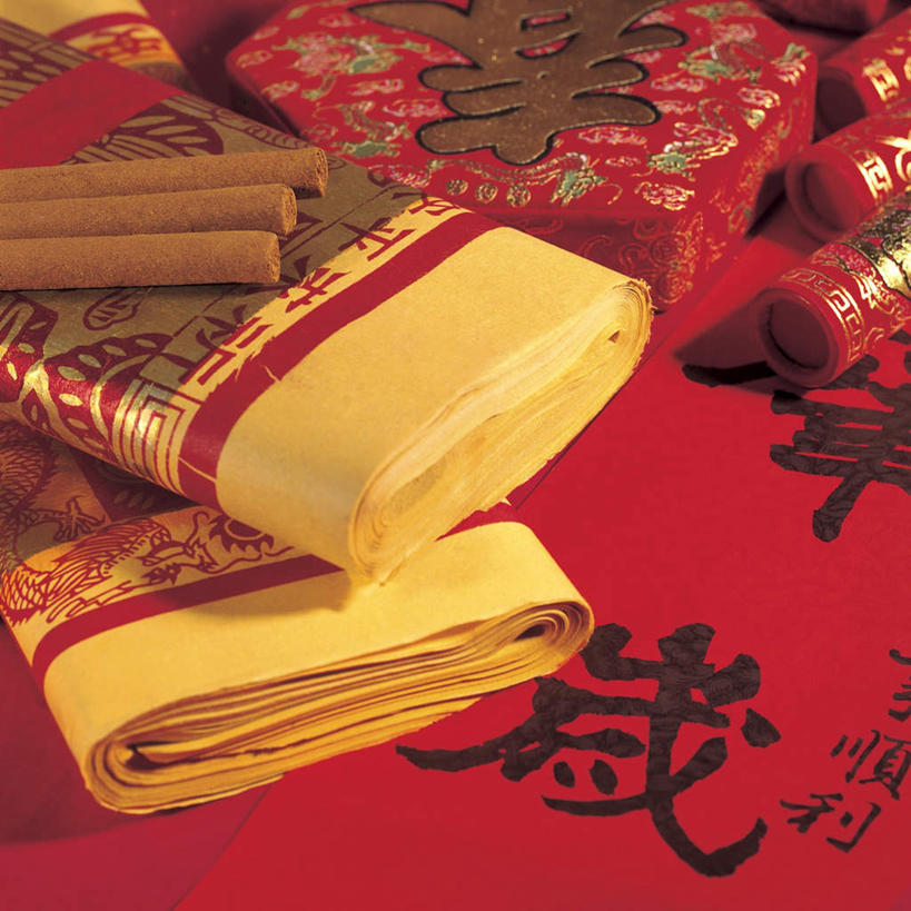 无人,方图,俯视,室内,特写,白天,静物,鞭炮,蜡烛,对联,阴影,节日,艺术,反射,标志,文字,影子,字符,手工艺品,烟雾,燃烧,文化,标识,佛香,香火,香烛,工艺品,祈祷,健康,汉字,许愿,宗教,信仰,烧香,纪念,春联,祈求,高雅,中国文化,中文,自信心,品位,国文,华文,平安,爆竿,爆仗,爆竹,鞭爆,炮仗,彩图,高角度拍摄,对子,楹联