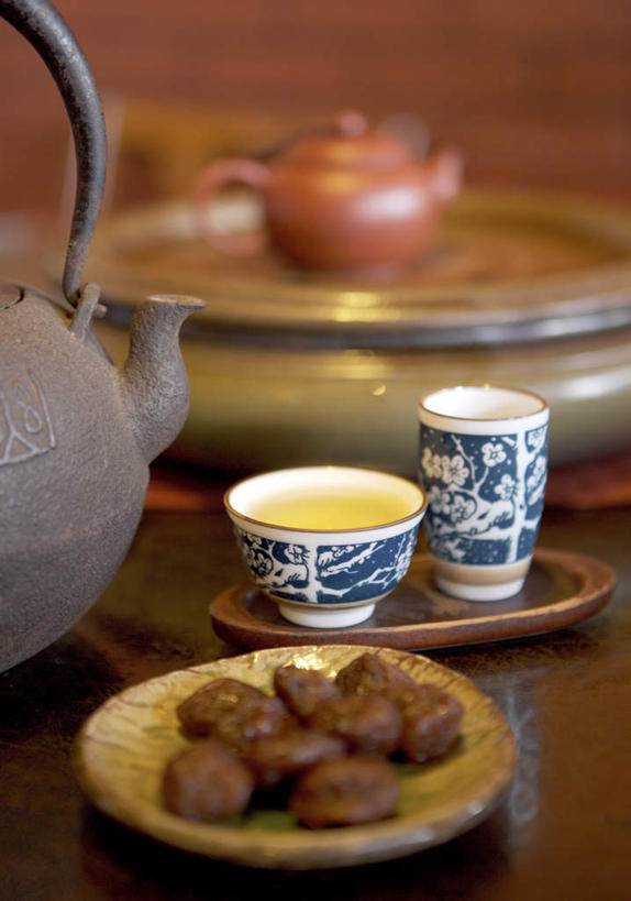 无人,竖图,俯视,室内,特写,白天,绘画,幸福,茶,桌面,桌子,杯子,餐具,一堆,许多,阴影,堆叠,堆积,朦胧,模糊,反射,木制,彩绘,瓷器,碟子,壶,盘,影子,陶瓷,茶叶,娱乐,水壶,盘子,茶壶,木制品,容器,水杯,碟,享受,休闲,温馨,放松,乐趣,堆,陶艺,提神,舒适,醒脑,西梅,彩釉,加州梅,茶杯,画画,彩图,高角度拍摄