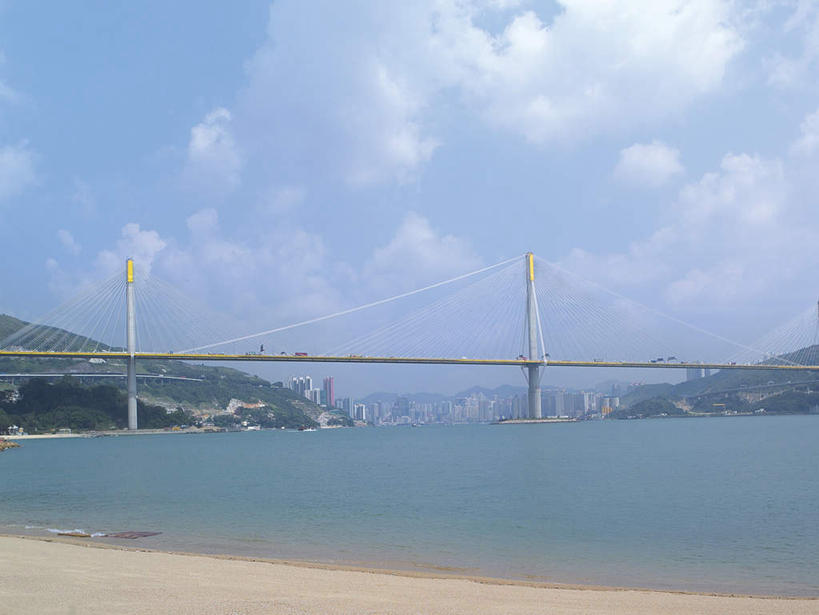 无人,横图,室外,白天,正面,旅游,度假,海浪,海洋,沙滩,山,山脉,标志建筑,大桥,地标,建筑,立交桥,桥梁,香港,中国,亚洲,阴影,光线,沙子,影子,海岸,浪花,山峰,云,云朵,高架,斜拉桥,桥,沙地,山峦,云彩,娱乐,建设,蓝色,白云,蓝天,天空,阳光,海水,群山,天,享受,休闲,旅游胜地,放松,晴朗,港,海景,东亚,新界,香港特别行政区,港澳台,中华人民共和国,斜张桥,葵青区,青衣,大海,风浪,海,海水的波动,海滩,近岸浪,涌浪,晴空,彩图,蓝巴勒海峡,青衣海峡,青衣门,汀九大桥,汀九桥,香港汀九大桥,新汀九桥