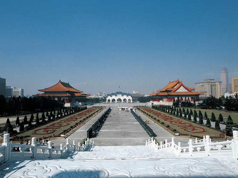 无人,高楼大厦,栏杆,横图,室外,白天,正面,旅游,度假,植物,楼梯,标志建筑,大厦,地标,建筑,摩天大楼,台湾,中国,亚洲,阴影,光线,影子,阶梯,墙,围栏,娱乐,建设,护栏,墙壁,墙面,台阶,树,树木,蓝色,绿色,蓝天,天空,阳光,自然,天,享受,休闲,旅游胜地,放松,生长,晴朗,成长,蒋介石纪念堂,中正纪念堂,东亚,台北,万里无云,港澳台,中华人民共和国,省会,台北市,台湾省,蒋公纪念堂,中正区,晴空,晴空万里,彩图,大楼,高层建筑,高楼,摩天楼,台