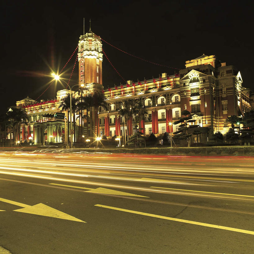 无人,高楼大厦,方图,室外,夜晚,长时间曝光,仰视,旅游,度假,植物,标志建筑,大厦,道路,地标,建筑,路,路灯,摩天大楼,夜景,公路,照明,台湾,中国,亚洲,阴影,朦胧,模糊,光线,影子,灯光,分界线,停车线,交通,方向,娱乐,建设,箭头,灯,树,树木,绿色,自然,享受,休闲,旅游胜地,放松,生长,成长,车行道,车行道分界线,照亮,指向,照明设备,标线,曝光,东亚,车行线,台北,总统府,港澳台,中华人民共和国,省会,簇,台北市,台湾省,中正区,台湾总统府,马路,彩图,低角度拍摄,大楼,高层建筑,高楼,摩天楼,台