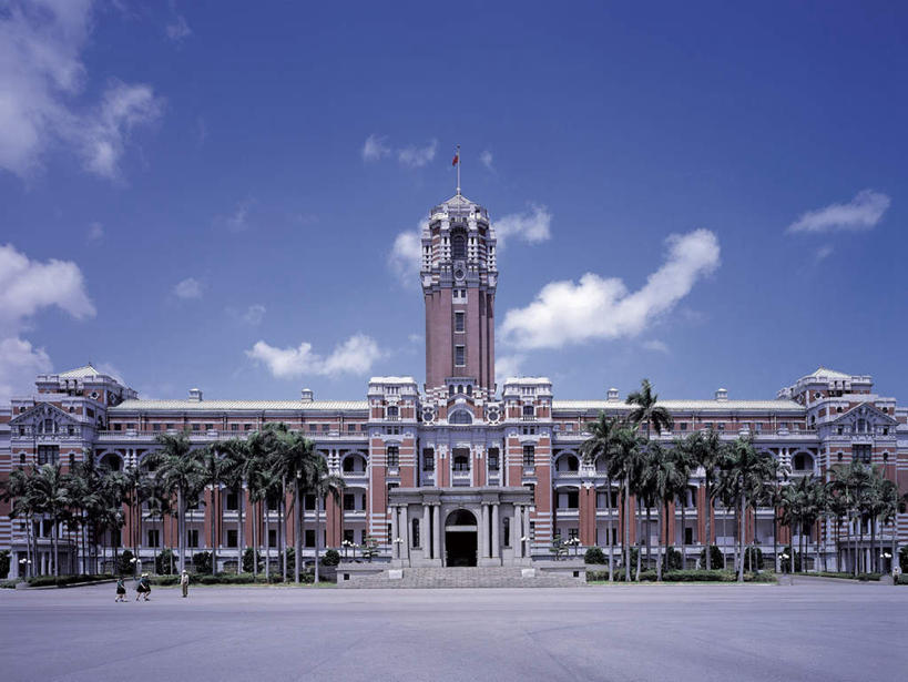 无人,高楼大厦,横图,室外,白天,仰视,旅游,度假,植物,窗户,标志建筑,大厦,道路,地标,建筑,路,摩天大楼,公路,台湾,中国,亚洲,一排,许多,阴影,整齐,光线,影子,云,云朵,交通,云彩,娱乐,建设,玻璃窗,树,树木,排列,蓝色,绿色,白云,蓝天,天空,阳光,自然,天,享受,休闲,旅游胜地,放松,生长,晴朗,成长,队列,东亚,台北,总统府,港澳台,中华人民共和国,省会,台北市,台湾省,中正区,台湾总统府,晴空,马路,彩图,低角度拍摄,大楼,高层建筑,高楼,摩天楼,台