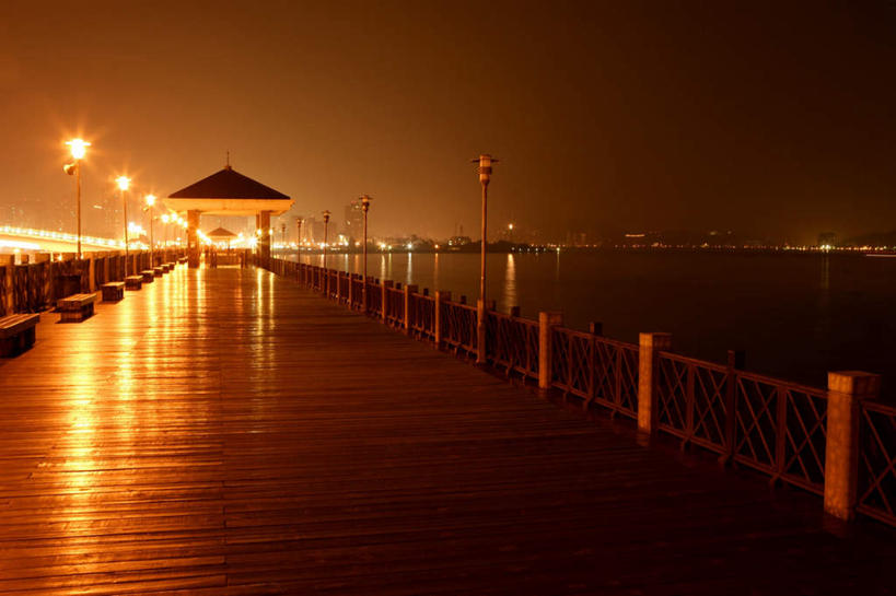 无人,码头,横图,室外,夜晚,正面,旅游,度假,河流,水,标志建筑,地标,港口,建筑,路灯,夜景,照明,台湾,中国,亚洲,一排,许多,阴影,波纹,朦胧,模糊,整齐,光线,木板,影子,河水,水流,桥,灯光,木桥,涟漪,娱乐,建设,栈桥,灯,排列,水纹,波浪,享受,休闲,旅游胜地,放松,人行桥,木板桥,照亮,照明设备,队列,东亚,游艇码头,台北县,港澳台,中华人民共和国,水晕,台湾省,新北,新北市,彩图,摆渡口,埠头,渡口,渡头,港湾,海港,口岸,淡水区,淡水渔人码头,台