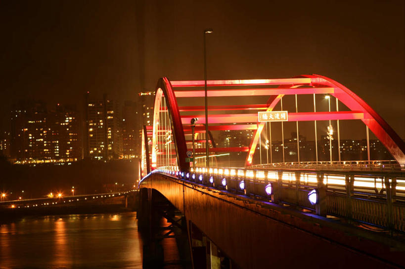 无人,高楼大厦,横图,室外,夜晚,正面,旅游,度假,河流,水,标志建筑,大桥,大厦,地标,建筑,立交桥,路灯,摩天大楼,桥梁,夜景,照明,台湾,中国,亚洲,一排,许多,阴影,波纹,整齐,光线,影子,河水,水流,高架,斜拉桥,桥,灯光,涟漪,娱乐,建设,灯,排列,倒影,水纹,波浪,享受,休闲,旅游胜地,放松,照亮,倒映,照明设备,队列,东亚,台北县,港澳台,中华人民共和国,水晕,台湾省,反照,新北,新北市,彩图,大楼,高层建筑,高楼,摩天楼,八里区,淡水河,淡水区,关渡大桥,台