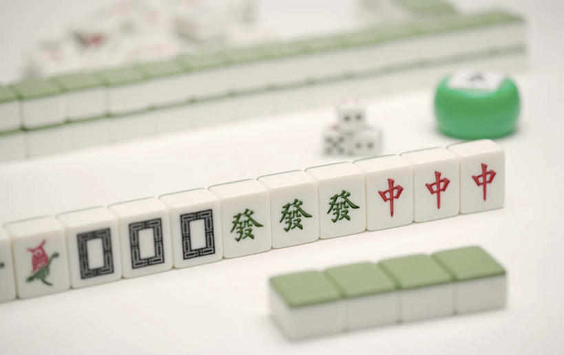 无人,横图,俯视,室内,特写,白天,白色背景,游戏,赌博,贪欲,竞争,桌子,静物,玩具,阴影,反射,骰子,影子,玩,娱乐,刺激,白板,麻将,休闲,摄影,影棚,活动,发泄,消遣,智力,赌具,色子,投机,侥幸,欲望,投子,宣泄,玩耍,嬉戏,彩图,高角度拍摄,影棚拍摄,拍摄,发财,红中,箭牌,胜负,输赢,发