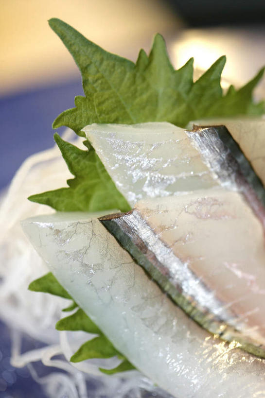 三文鱼,无人,竖图,俯视,室内,特写,白天,烹饪,鲑鱼,叶子,朦胧,模糊,装饰,日本料理,料理,食品,绿叶,菜肴,美食,食物,日式料理,日式,嫩叶,佳肴,华丽,修饰,大马哈鱼,点缀,撒蒙鱼,萨门鱼,冰海之皇,鲑,衬托,美观,雅致,雅观,马哈鱼,麻哈鱼,大麻哈鱼,三文鱼刺身,叶,叶片,彩图,高角度拍摄,刺身