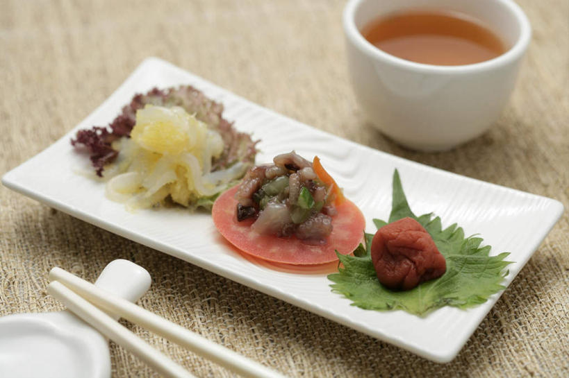 无人,横图,俯视,室内,特写,白天,烹饪,幸福,茶,筷子,桌面,桌子,杯子,餐具,水果,叶子,阴影,新鲜,装饰,反射,木制,碟子,盘,影子,生食,日本料理,茶叶,料理,食品,果实,绿叶,筷架,一杯,筷枕,文化,娱乐,传统,菜肴,美食,食物,一个,盘子,木制品,水杯,碟,日式料理,享受,休闲,日式,温馨,嫩叶,放松,乐趣,摄影,佳肴,有机食品,绿色食品,影棚,单个,礼节,华丽,修饰,筷子架,点缀,提神,舒适,醒脑,礼仪,西梅,衬托,美观,雅致,雅观,加州梅,叶,叶片,茶杯,进餐用具,彩图,高角度拍摄,影棚拍摄,拍摄