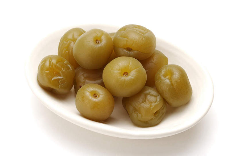 无人,横图,俯视,室内,特写,白天,白色背景,桌面,桌子,餐具,水果,一堆,许多,阴影,堆叠,堆积,新鲜,反射,木制,碟子,盘,影子,生食,食品,果实,很多,食物,一个,盘子,木制品,碟,摄影,有机食品,绿色食品,影棚,单个,堆,西梅,加州梅,彩图,高角度拍摄,影棚拍摄,拍摄