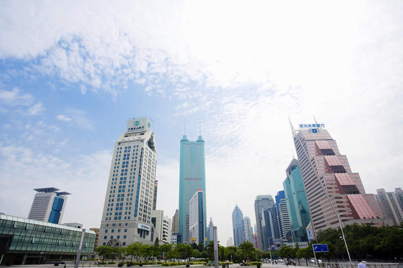 无人,高楼大厦,横图,室外,白天,仰视,度假,美景,植物,城市风光,标志建筑,城市,大厦,地标,建筑,摩天大楼,深圳,中国,亚洲,阴影,光线,影子,景观,云,云朵,建筑群,云彩,娱乐,建设,树,树木,蓝色,绿色,白云,蓝天,天空,阳光,自然,天,享受,休闲,景色,放松,生长,晴朗,成长,地王大厦,东亚,广东,广东省,中华人民共和国,华南地区,粤,深圳市,晴空,彩图,低角度拍摄,大楼,高层建筑,高楼,摩天楼,信兴广场