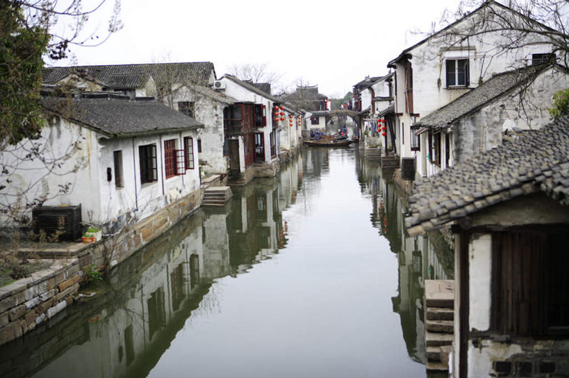 无人,家,横图,室外,白天,正面,旅游,度假,河流,名胜古迹,水,植物,标志建筑,地标,建筑,周庄,中国,亚洲,阴影,遗迹,光线,影子,房屋,屋子,河水,水流,建筑群,古迹,文物,娱乐,建设,古建筑,江苏,楼房,住宅,树,树木,蓝色,绿色,蓝天,天空,阳光,自然,天,享受,休闲,旅游胜地,放松,生长,晴朗,成长,古文明,东亚,江苏省,昆山,昆山市,周庄镇,万里无云,中华人民共和国,华东地区,苏,中国第一水乡,鹿城,贞丰里,晴空,晴空万里,彩图,房子
