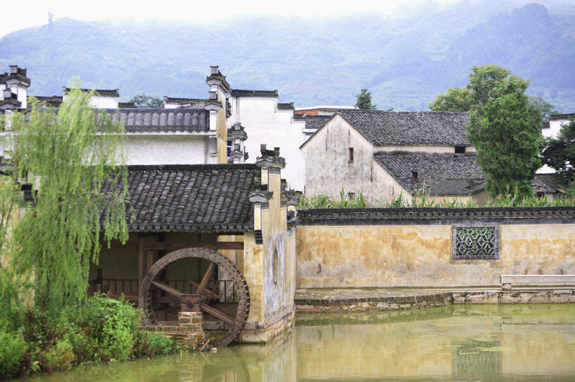 无人,家,横图,室外,白天,正面,旅游,度假,农业,灌溉,河流,名胜古迹,山,山脉,树林,水,植物,雾,标志建筑,地标,建筑,柳树,中国,亚洲,朦胧,模糊,遗迹,工具,房屋,屋子,河水,山峰,水流,建筑群,水车,山峦,古迹,文物,娱乐,建设,古建筑,楼房,垂柳,民居,住宅,树,树木,绿色,自然,群山,享受,休闲,旅游胜地,放松,生长,成长,迷雾,古文明,东亚,农具,安徽,安徽省,中华人民共和国,华东地区,皖,倒挂柳,孔明车,天车,大雾,垂枝柳,彩图,房子,徽派建筑,徽派民居