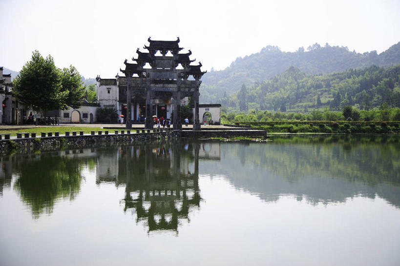 无人,横图,室外,白天,正面,旅游,度假,湖,湖泊,黄山,名胜古迹,山,山脉,树林,水,植物,标志建筑,地标,建筑,西递,中国,亚洲,遗迹,湖面,山峰,水流,水面,建筑群,牌坊,牌楼,山峦,古迹,文化,文物,娱乐,建设,古建筑,树,树木,蓝色,绿色,蓝天,天空,自然,湖水,群山,天,享受,休闲,旅游胜地,放松,生长,晴朗,成长,纪念,祭祀,表彰,荣誉,古文明,东亚,安徽,安徽省,黄山市,黟县,万里无云,中华人民共和国,华东地区,荣耀,皖,西递村,晴空,晴空万里,彩图,传统文化