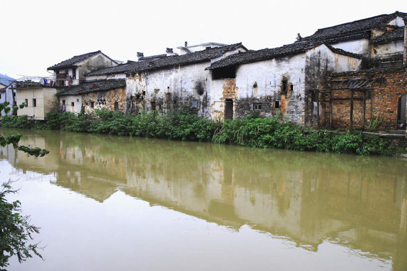 无人,家,横图,室外,白天,正面,旅游,度假,河流,名胜古迹,水,植物,标志建筑,地标,建筑,中国,亚洲,遗迹,房屋,屋子,河水,水流,建筑群,古迹,文物,娱乐,建设,古建筑,楼房,民居,住宅,树,树木,绿色,自然,享受,休闲,旅游胜地,放松,生长,成长,古文明,东亚,安徽,安徽省,中华人民共和国,华东地区,皖,彩图,房子,徽派建筑,徽派民居