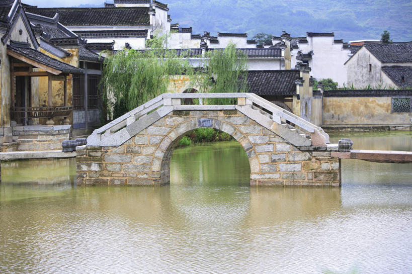 无人,家,横图,室外,白天,正面,旅游,度假,河流,石头,名胜古迹,山,山脉,水,植物,标志建筑,地标,建筑,柳树,中国,亚洲,遗迹,石子,房屋,屋子,河水,山峰,水流,建筑群,桥,山峦,古迹,文物,娱乐,建设,古建筑,石桥,楼房,垂柳,民居,拱桥,住宅,栈桥,树,树木,绿色,自然,群山,享受,休闲,旅游胜地,放松,拱形,生长,成长,人行桥,石拱桥,古文明,东亚,安徽,安徽省,中华人民共和国,华东地区,皖,倒挂柳,石块,垂枝柳,彩图,房子,徽派建筑,徽派民居