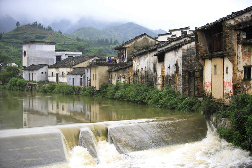 无人,家,横图,室外,白天,正面,旅游,度假,灌溉,河流,名胜古迹,山,山脉,树林,水,植物,雾,标志建筑,地标,建筑,中国,亚洲,蓄水,朦胧,模糊,遗迹,房屋,屋子,河水,山峰,水流,建筑群,山峦,古迹,文物,娱乐,建设,古建筑,楼房,民居,水坝,水库,住宅,树,树木,绿色,自然,群山,享受,休闲,发电,旅游胜地,放松,生长,成长,迷雾,古文明,东亚,坝,安徽,安徽省,航运,中华人民共和国,华东地区,皖,防洪,供水,水力发电,大雾,彩图,房子,徽派建筑,徽派民居